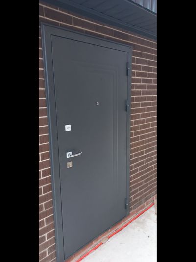 ЙОШКАР-ОЛА. АНТАРЕС. СТАЛЬ 2 мм. ТЕХНО СТРОНГ 115/ 129. МУАР СЕРЫЙ (Ral 7024)/ РОВНАЯ СЕРАЯ с ЧЕРНЫМ ГОРИЗОНТАЛЬНЫМ МОЛДИНГОМ