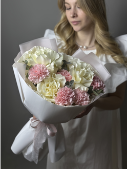 Авторский букет с белыми французскими розами и гвоздикой