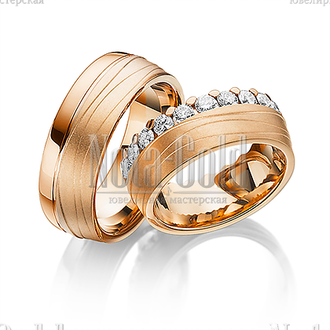 Обручальные кольца из красного золота с бриллиантами в женском кольце с глянцевой и матовой поверхно