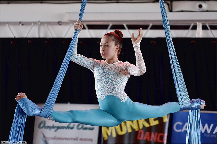 Анна коробейникова акробатика. Воздушная гимнастка. Воздушная гимнастика. Цирк дю солей воздушные гимнасты. Выступление воздушных гимнасток.