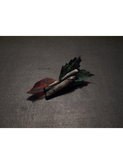 Готическая брошь с лепестками розы "Воспоминание о былых временах"