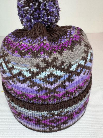 ШАПКА С ОБЕРЕГАМИ ЧЕРНО-РАДУЖНАЯ