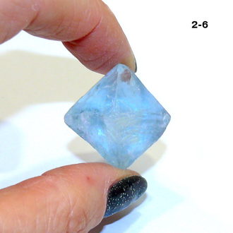 Флюорит натуральный (кристалл) №2-6: 11,5г - 26*26*25мм