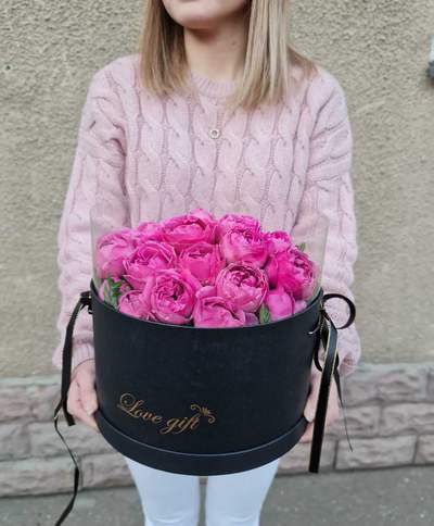 Букет пионовидных роз с большой бабочкой    "Весенний ветер" с тропической бабочкой №3