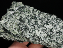 Актинолит в белом тальке, необработанный, дикий образец, Россия, Северный Кавказ, КЧР (165*68*58 мм, 615 г) №37776