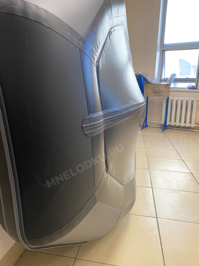 Моторная лодка Таймень NX 2850 слань-книжка киль графит/черный вид днище спереди - MNELODKU.RU