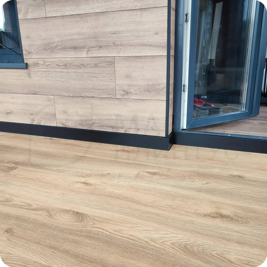 Универсальное решение: установка черного плинтуса Dollken Cubu Flex Life 80 для помещений любой конфигурации.