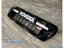 Решетка радиатора Toyota Land Cruiser 200 2007-2015 LED с подсветкой в стиле 300 GR Sport