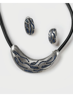 (АРТИКУЛ: 9675/43) КОМПЛЕКТ ЖЕНСКИЙ (КОЛЬЕ+СЕРЬГИ), МЕТАЛЛ "СЕРЕБРО", ЧЕРНЫЙ ШНУРОК, ТЕМНО-СИНИЕ СТРАЗЫ