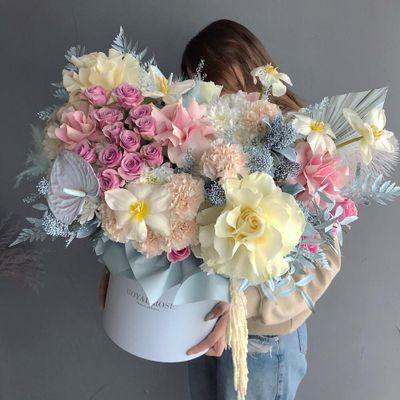 Огромный букет в коробке с французскими и кустовыми розами "Сказочные сны"