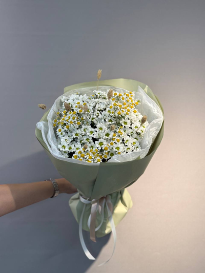Букет из хризантем сантини и матрикарии