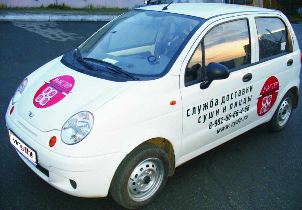 Оклейка автомобиля рекламными наклейками для доставки суши