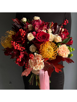 БУКЕТ БЕЗ УПАКОВКИ В СОЧЕТАНИИ ОДНОГОЛОВЫХ И КУСТОВЫХ РОЗ, НУТАНА, ГВОЗДИК, АЛЬСТРОМЕРИЙ, ЛЕУКАДЕНДРОНА И С ДОБАВЛЕНИЕМ ИЛЕКСА - (АРТ. С37)