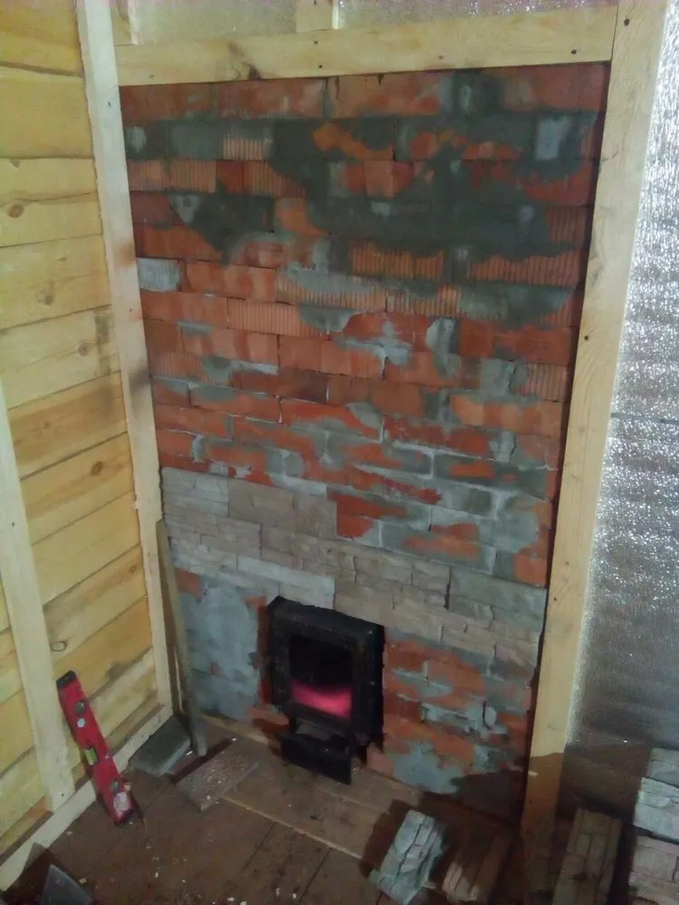 Кирпичная кладка со стороны комнаты отдыха.