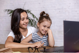 Ребенок с мамой учит английский язык перед компьютером смеются