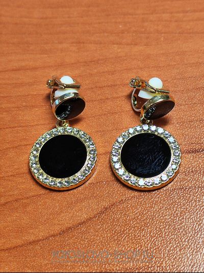 Модель : АЛ-380.Клипсы черный круг в стразах