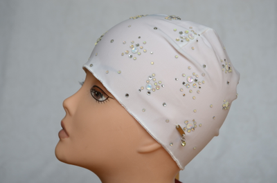 Vizio Италия белая шапка с украшениями летняя фото