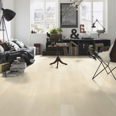 Виниловый пол Wineo 400 Wood Inspiration Oak Clear DLC00113 в интерьере гостиной