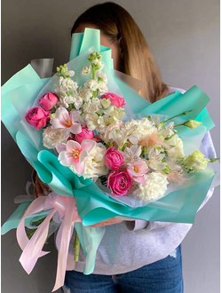 Букет с пионовидными розами и тюльпанами