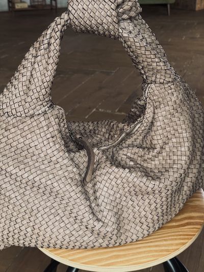 Женская большая плетеная сумка хобо из натуральной винтажной кожи Vera Pelle цвет тауп. Арт. 0268372