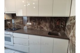 Кухня со столешницей из искусственного камня, фасады из крашенного МДФ