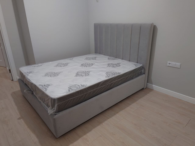 Современная дизайнерская кровать Тринити, мягкое высокое изголовье, прямая стежка, фанера, усиленная металлом, с подъемным механизмом и бельевым ящиком