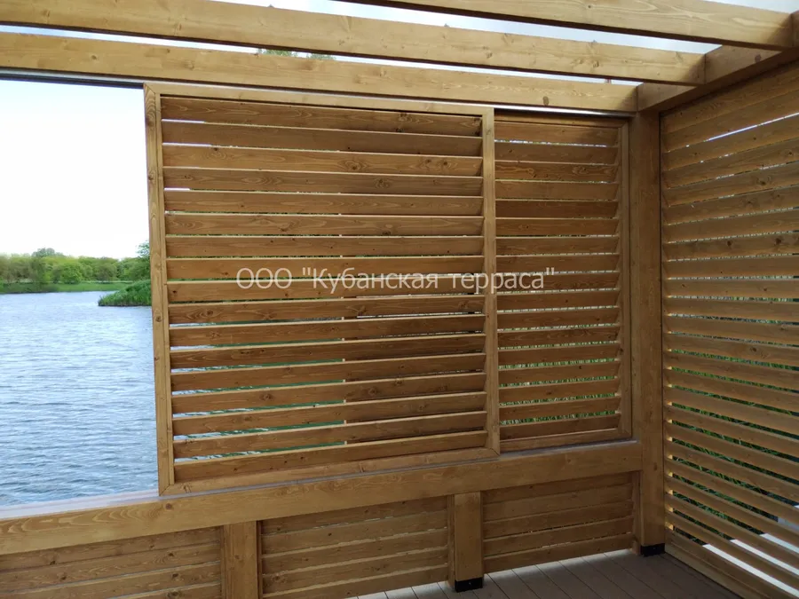 Деревянная пергола с раздвижными окнами, дверью, поворотными жалюзи и пирс из ДПК.