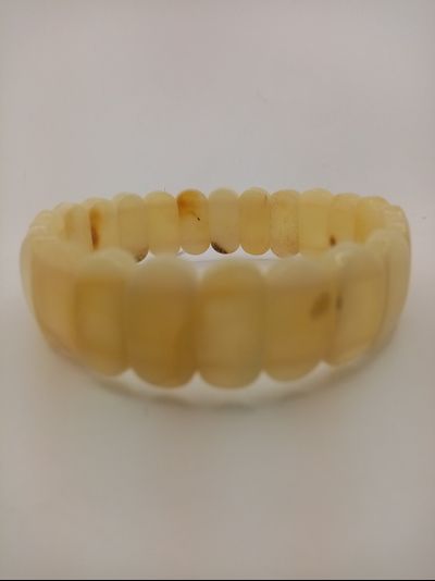 Браслет камнерезный из белого янтаря.