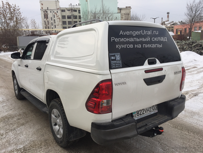 Toyota Hilux Revo белого цвета 040 c установленным в AvengerUral.ru кунгом Sammitr S Plus V2C