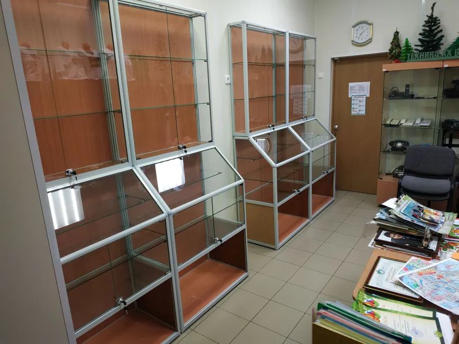 Витрины из алюминиевого профиля "Вико"
Наполнение ЛДСП, ДВПО Бук. Двери стеклянные 5мм на замках.