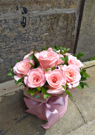 Коробка с розовыми пионовидными розами Лондон ай, розы лондон ай, розовые пионовидные розы
