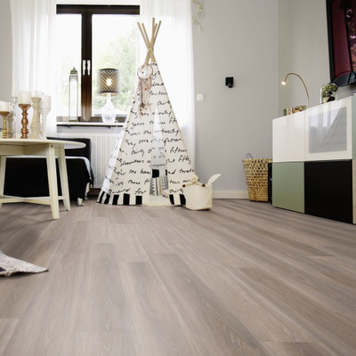 Виниловый пол Wineo 400 Wood Spirit Oak Silver DLC00115 в интерьере детской комнаты