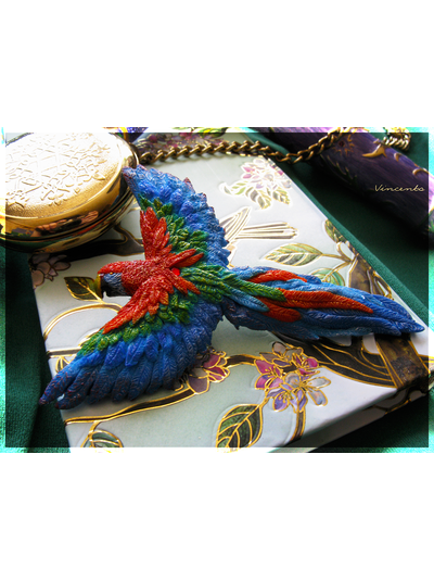 Ара, настоящий попугай. Брошь с попугаем. Миниатюра из полимерной глины