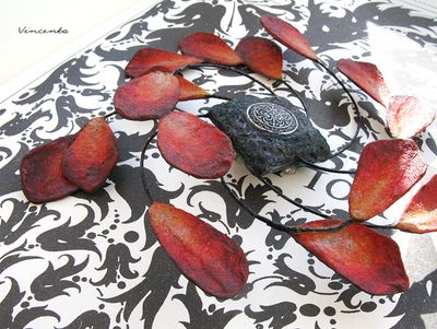 Брошь с лепестками роз "Ветроворот Вечности" из коллекции "Рейвенсвуд"