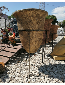 Вазон на металлической ножке