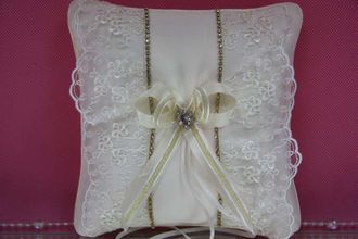 Свадебная подушечка для колец белая маленькая украшена стразами и бантиком купить магазин интернет