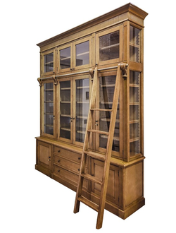 Библиотека модульная закрытая со стеклянными дверьми.