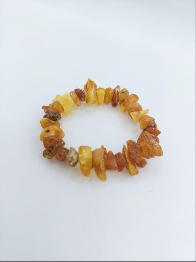 Детский браслет из необработанного янтаря на резинке