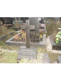 На фото памятник в виде простого креста на могилу в СПб