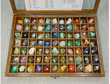 Коллекция камней (77 образцов по 2-3 см) в коробке 32*23*4 см, с крышкой, вес около 1700 г №23621
