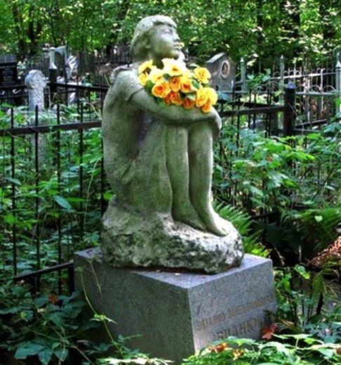 скульптура из гранита - памятник Виталию Бианки
