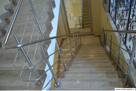 Стандартные лестничные ограждения из полированной нержавеющей трубы, марки AISI 304. Поручень и стойки диаметром- 38мм, ригель - 3 штуки из трубы D=16мм. Заявки на замеры присылайте на почту tatkomplekt@yandex.ru