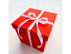 Красная подарочная коробка GILEV 30х30х30см с белой лентой и наполнителем