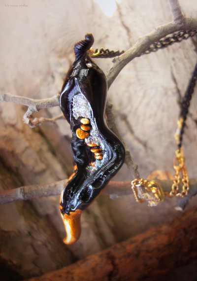 "Семечко из сада Нави", подвеска с чёрным перцем чили и золотыми семенами