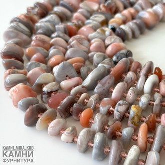 Агат Ботсвана розовый крупные чипсы фри-форм 13-20х7-9 мм через стеклянный рондель, цена за нить 19 см