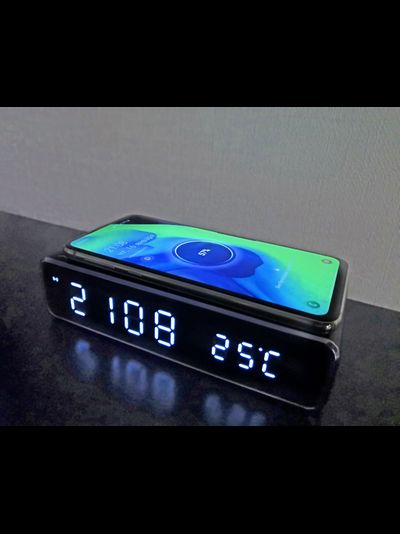 Беспроводное зарядное устройство с часами от AVILINE