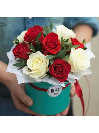 Красно-белый микс в шляпной коробке