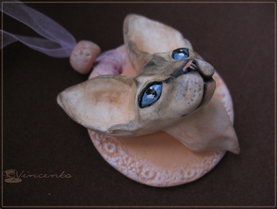 Катря - кошечка сфинкс. Авторская подвеска в виде кошки из полимерной глины