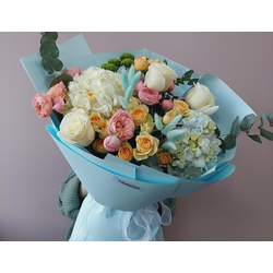 "Моя прелесть"(Букет 2 гортензии, 3 белые розы, эвкалипт, хризантема 1, Джульетта 3, кустовая роза 4)