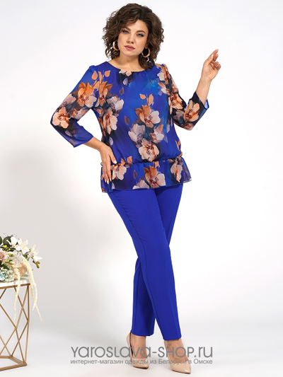 Женский костюм синего цвета, состоящий из блузы и брюк